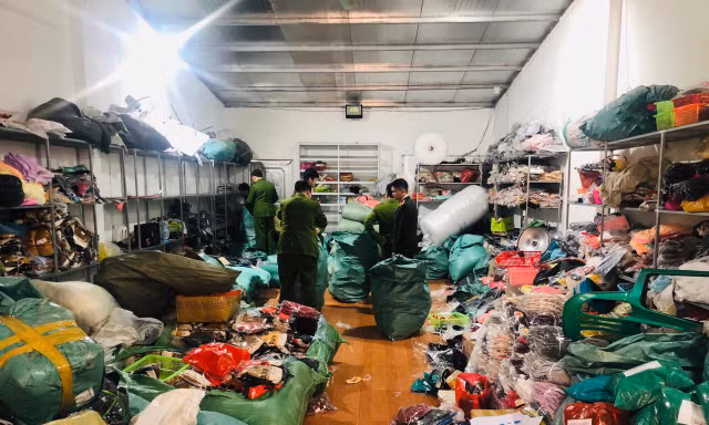 Lực lượng chức năng tiến hành kiểm tra "tổng kho" của gia đình bà Huyền, phát hiện hàng hóa không có giấy tờ hợp lệ .Ảnh: Duy Chiến 