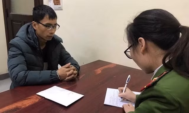 Đối tượng Thụ (bìa trái) khai nhận hành vi trộm cắp tại cơ quan công an .Ảnh: A. Khoa 