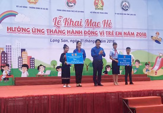 Bí thư TƯ Đoàn Nguyễn Ngọc Lương; Bí thư Tỉnh ủy Lạng Sơn Lâm Thị Phương Thanh trao tặng học bổng cho các em học sinh nghèo, học giỏi *ảnh: Duy Chiến