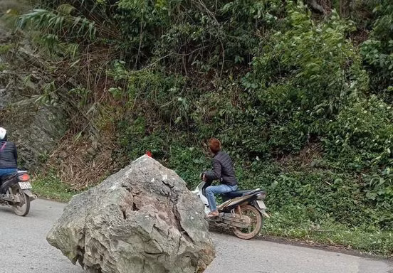 Đá lở rơi xuống đường, hai người thoát chết trong gang tấc