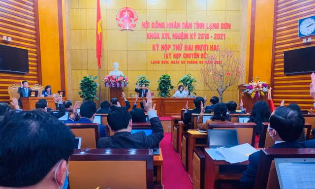 HĐND tỉnh Lạng Sơn biểu quyết thông qua miễn nhiệm chức vụ Phó chủ tịch UBND tỉnh và Ủy viên UBND tỉnh Lạng Sơn .Ảnh: Duy Chiến