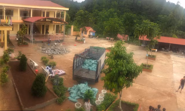 Mưa to kéo dài, công việc tu sửa Trường Phổ thông DTBT Tiểu học- THCS xã Lộc Yên bị đình trệ, sân trường vắng hoe học sinh do các em nghỉ dài ngày .Ảnh: Duy Chiến