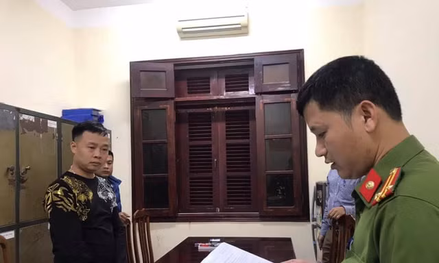 Đối tượng Huynh (bìa trái) tại cơ quan công an. Ảnh: Minh Anh