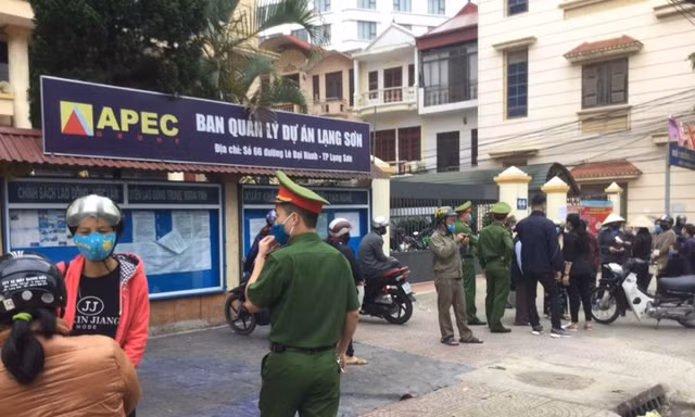 Lực lượng công an Lạng Sơn vất vả vãn hồi trật tự nơi diễn ra sự kiện "Siêu thị hạnh phúc O đồng" .Ảnh: Duy Chiến
