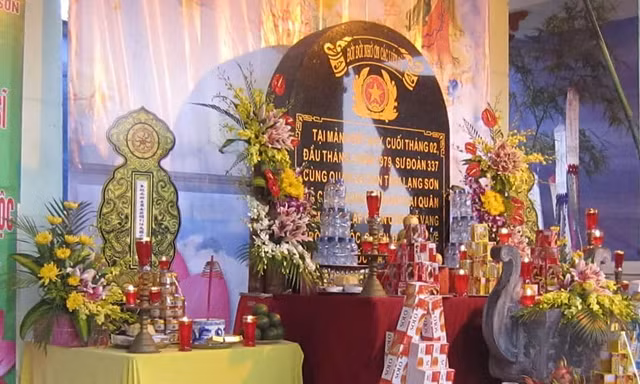 Tế lễ cán bộ, chiến sỹ Sư đoàn 337 hy sinh tại cầu Khánh Khê, tháng 2/1979 .Ảnh: D.C