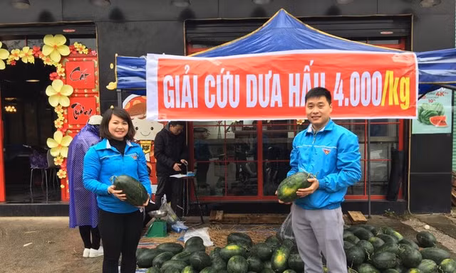 Tuổi trẻ Lạng Sơn thực hiện "giải cứu" dưa hấu giúp người dân miền Trung trong khi ách tắc hàng, không bán được .Ảnh: LT