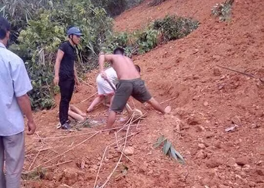 Thanh niên và người dân tham gia cứu người .Ảnh: TL