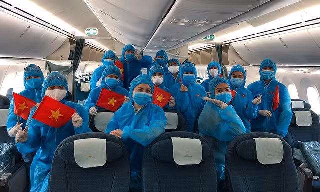 Tất cả các tổ bay đều được cách ly sau mỗi chuyến bay, và tổ bay quốc tế không được bay nội địa.