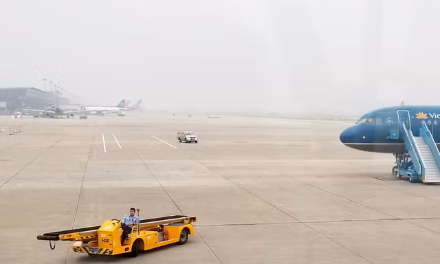 Để phục vụ các chuyến bay, trong sân bay có rất nhiều loại phương tiện và các lực lượng khác nhau hoạt động, nên yêu cầu chặt chẽ về an toàn. Ảnh minh họa.