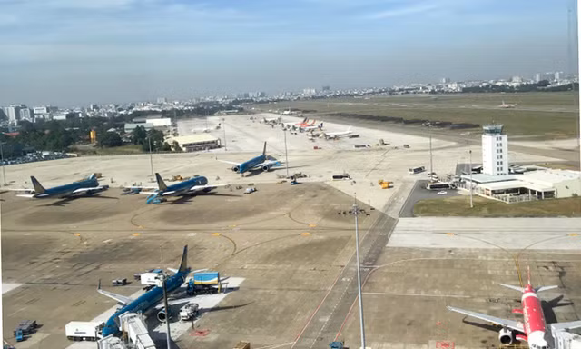 Sân bay Tân Sơn Nhất phải đóng cửa để sửa chữa do quá tải.
