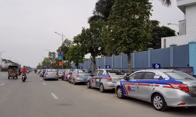 Từ nay, các doanh nghiệp taxi công nghệ sẽ phải đăng ký hoạt động vận tải và áp dụng điều kiện kinh doanh như taxi truyền thống, hoặc chỉ cung cấp phần mềm không được can thiệp vào hoạt động kinh doanh vận tải.