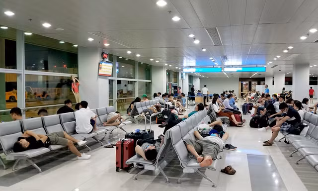 Hành khác vạ vật, mệt mỏi tại sân bay do chuyến bay bị chậm những ngày qua.
