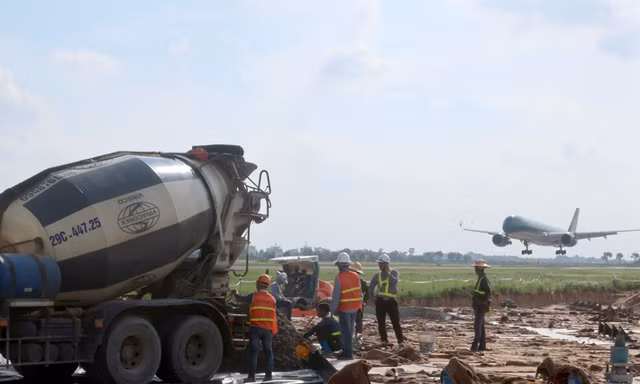 Sau nửa năm thi công, hiện dự án cải tạo, nâng cấp đường băng, đường lăn, sân đỗ của sân bay Nội Bài và Tân Sơn Nhất đã cơ bản hoàn thành, sẵn sàng đưa vào sử dụng trước cao điểm Tết Nguyên đán 2021 tới.