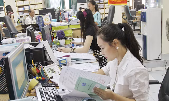 Tạm dừng đóng BHXH để hỗ trợ DN bị ảnh hưởng bởi dịch COVID-19. Ảnh minh họa.