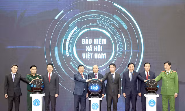 Thủ tướng Nguyễn Xuân Phúc cùng lãnh đạo một số bộ ngành đã chính thức khai trương Ứng dụng VssID - Bảo hiểm xã hội số trên nền tảng thiết bị di động.