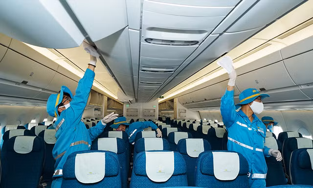 Toàn bộ khoang hành khách, phòng vệ sinh, bếp…trên máy bay đều được vệ sinh khử trùng. Các nhân viên vệ sinh được bảo hộ bằng khẩu trang kháng khuẩn, găng tay hai lớp và mũ.