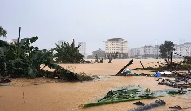 Nhiều nơi tại Huế ngập sâu trong nước, trong đó có đường sắt và sân bay.