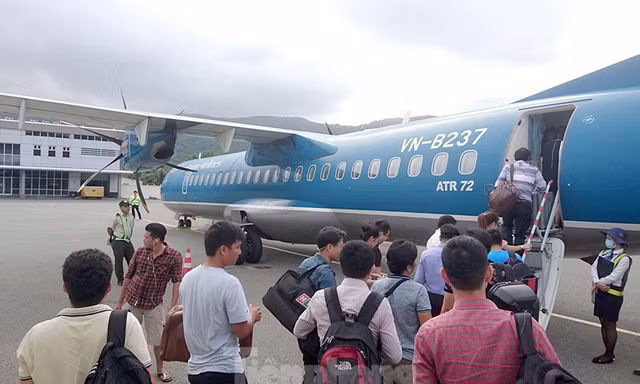 Hiện sân bay Côn Đảo chỉ có 2 vị trí đỗ, dẫn tới chỉ 1 chuyến bay thay đổi giờ khai thác sẽ lập tức ảnh hưởng tới khai thác của các chuyến bay khác. 