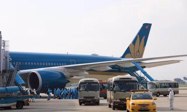 Khách nhập cảnh trên các đường bay quốc tế thường lệ nếu được khôi phục lại thời gian tới sẽ thực hiện các bước kiểm soát y tế đặc biệt.
