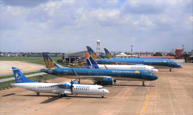 Tiếp tục đóng cửa sân bay, huỷ bay, dừng nhiều chuyến tàu do ảnh hưởng bão số 13.