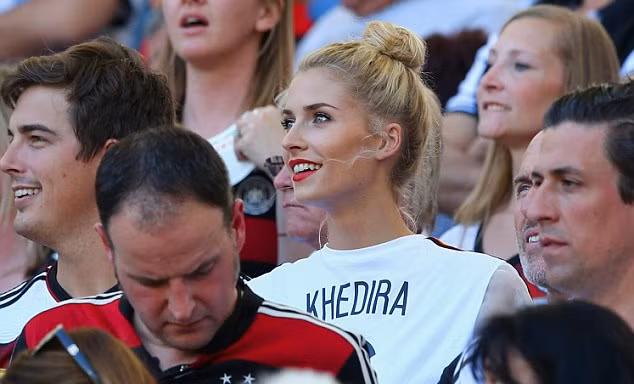 Đức thắng nhờ bạn gái Khedira mặc áo trái