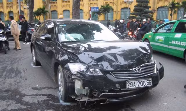 Toyota Camry gây tai nạn liên hoàn