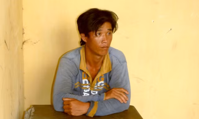 Nguyễn Thanh Tuấn tại cơ quan công an.