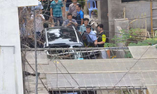 Đối tượng được dân giải ra ngoài xe.