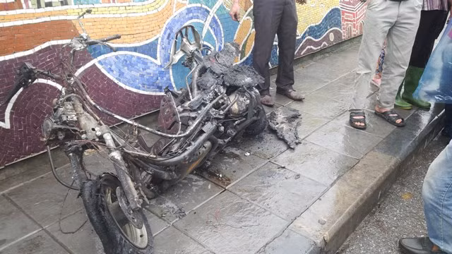 Clip Honda Lead cháy ngùn ngụt trên đường 