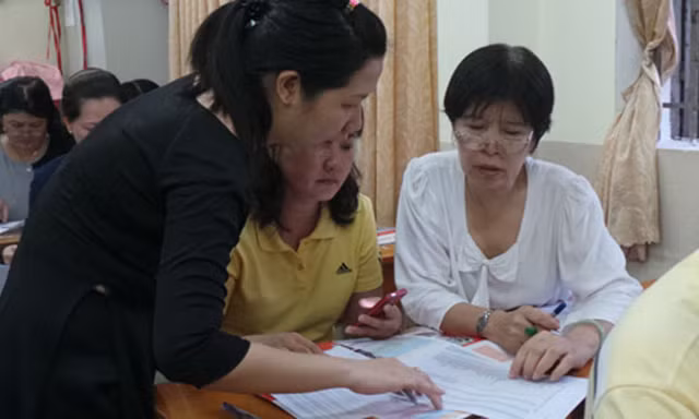 Giáo viên Trường THCS Lý Phong (Q.5) hướng dẫn phụ huynh lựa chọn nguyện vọng lớp 10 cho HS - Ảnh: Minh Luân (Thanh Niên).