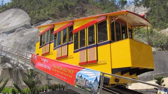 Bà Nà Hills ra mắt tàu hỏa leo núi