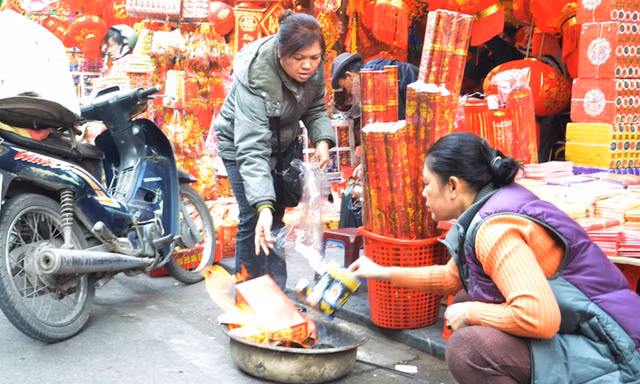 Phố cổ đỏ lửa ngày tiễn ông Táo về trời