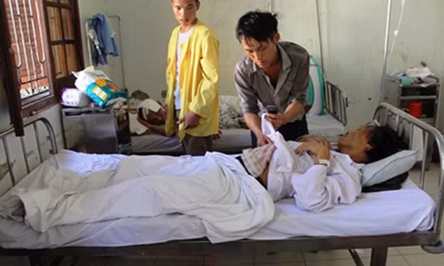 Nạn nhân ngộ độc nấm được chăm sóc tại bệnh viện.
