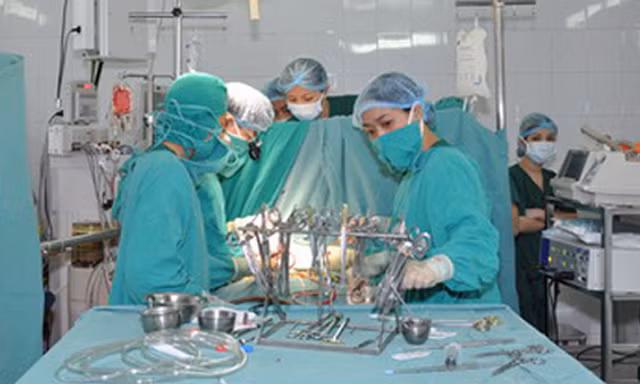 Một ca phẫu thuật cho bệnh nhân bị phồng động mạch nguy hiểm.