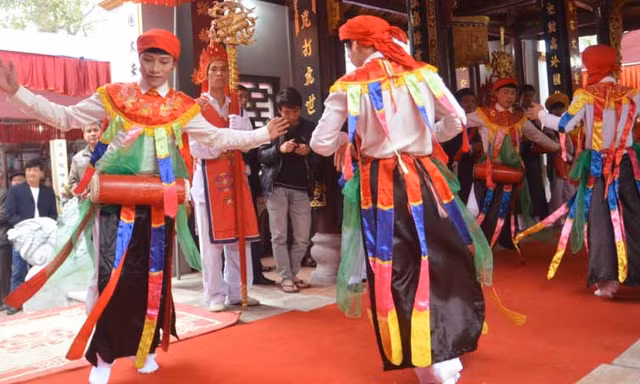 Về Triều Khúc xem trai làng giả gái múa Bồng