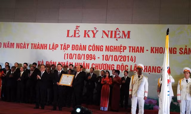 Chủ tịch Quốc hội Nguyễn Sinh Hùng trao tặng Huân chương Độc lập hạng Ba cho Vinacomin.