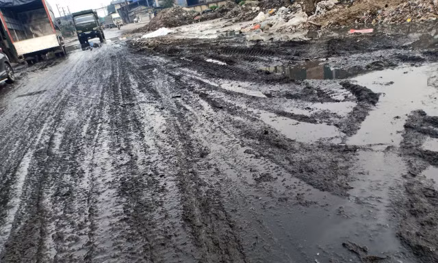 Doanh nghiệp xả thải ra đường khiến việc đi lại, sinh hoạt của của người dân cùng hàng nghìn người lao động ảnh hưởng nặng nề