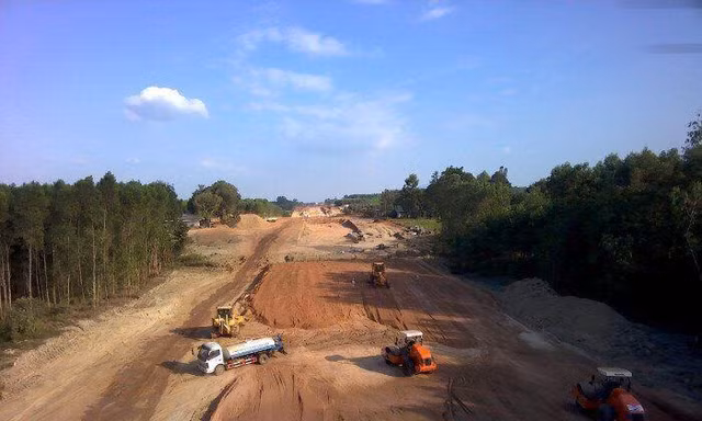 Bộ GTVT đề nghị các Bộ liên quan làm rõ 7 nội dung trong quá trình đàm phán hợp đồng 3 dự án PPP cao tốc Bắc - Nam. (Trong ảnh: Thi công cao tốc Bắc - Nam đoạn Phan Thiết - Dầu Giây)