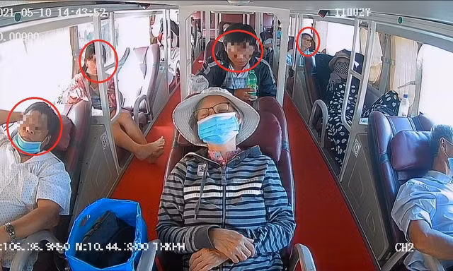Có ít nhất 4 người trên xe khách không đeo khẩu trang hoặc đeo khẩu trang không đúng cách