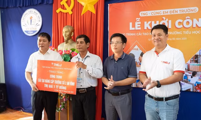 Ông Bùi Thanh Hà - Phó Chủ tịch Tập đoàn TNG (ngoài cùng bên trái) trao tặng số tiền để sửa chữa, nâng cấp Trường tiểu học số 2 An Vĩnh, Lý Sơn