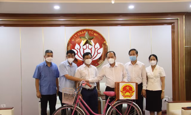 Chiếc xe đạp, hòm phiếu bầu cử trong tâm dịch Việt Yên, Bắc Giang