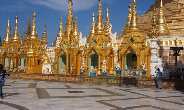 Cận cảnh chùa Vàng linh thiêng