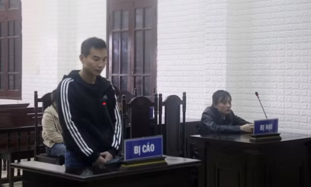 Giành quyền nuôi con bất thành, người đàn ông chặn đường đâm vợ cũ nguy kịch 