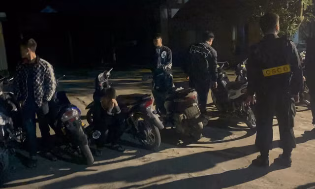 Mật phục bắt giữ hàng chục 'tổ lái' gây náo loạn đường phố