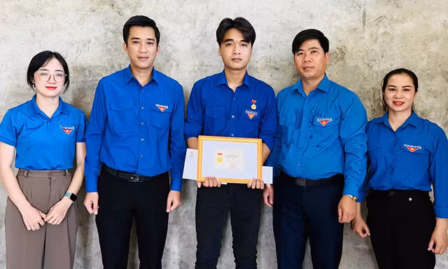 Trao Huy hiệu Tuổi trẻ dũng cảm cho đoàn viên cứu người đuối nước 