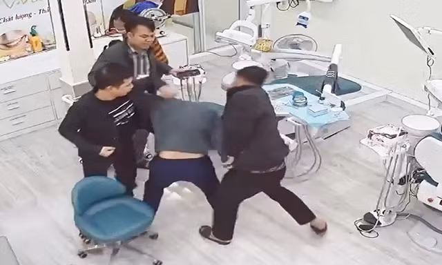 CLIP: Nhân viên nha khoa bị đánh tới tấp khi đang khám cho trẻ nhỏ