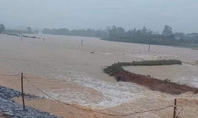 Mưa lũ tại miền Trung diễn biến phức tạp: Vỡ đê quai đập thủy lợi ở Quảng Bình