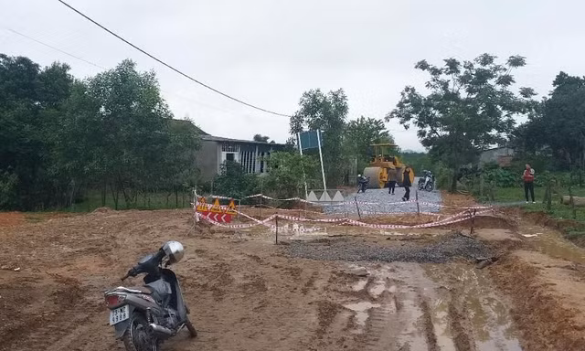 Hố công trình đang thi công dẫn đến vụ tai nạn đau lòng đối với gia đình bà Hoa.