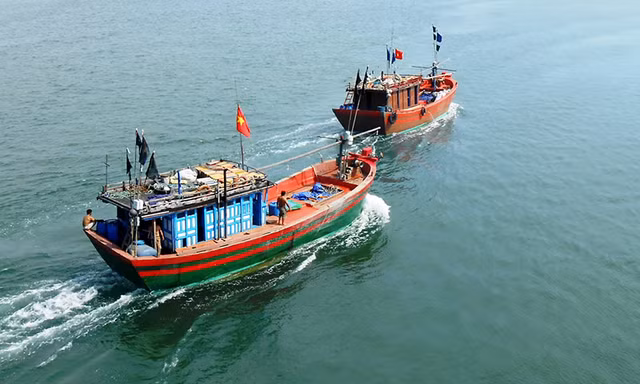 Bộ đội Biên phòng Quảng Bình ứng cứu 14 ngư dân trôi dạt trên biển 