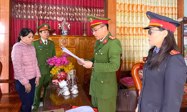 Tham ô gần 1 tỉ đồng, nữ cửa hàng trưởng bị bắt 